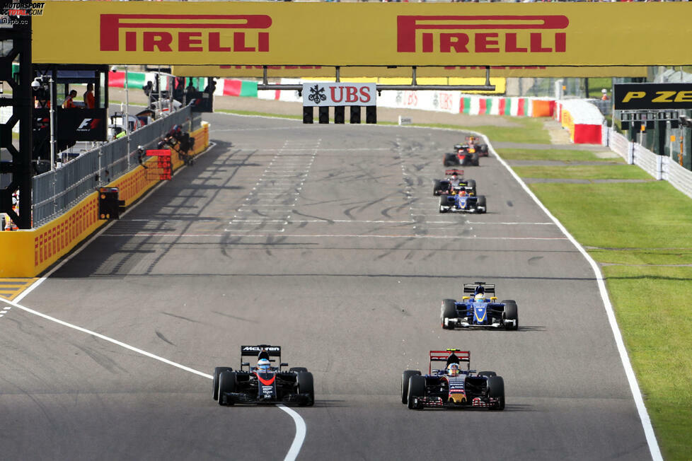 Das Honda-Drama, ausgerechnet beim Heimrennen in Suzuka: Weltmeister Fernando Alonso erreicht einen neuen Tiefpunkt, als er in einer Kurve von zwei Rookies gleichzeitig überholt wird. 