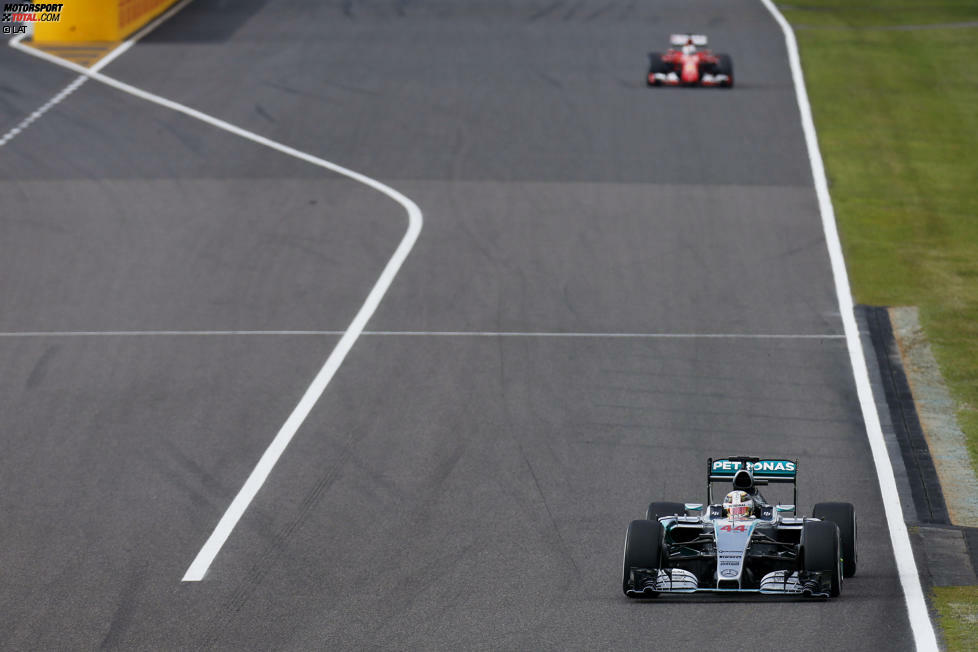 Indes baut Hamilton an der Spitze seinen Vorsprung auf Vettel kontinuierlich aus: 1,6 Sekunden nach einer Runde, 3,3 Sekunden nach fünf Runden, 6,1 nach zehn - und schon 8,3, als Vettel in der 13. Runden an die Box kommt. Rosberg liegt da 12,9 Sekunden hinter seinem Teamkollegen.