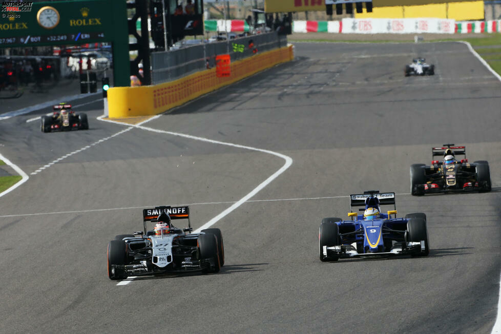 Suzuka 2015 ist auch ein Rennen der spannenden Kämpfe im Mittelfeld (was die Weltregie dazu veranlasst, diese zu zeigen und das siegreiche Mercedes-Team bis auf sechs Minuten fast komplett auszublenden). Hervorzuheben ist die Leistung von Nico Hülkenberg: Der Force-India-Pilot legt mit einem guten Start den Grundstein für seinen späteren sechsten Platz.