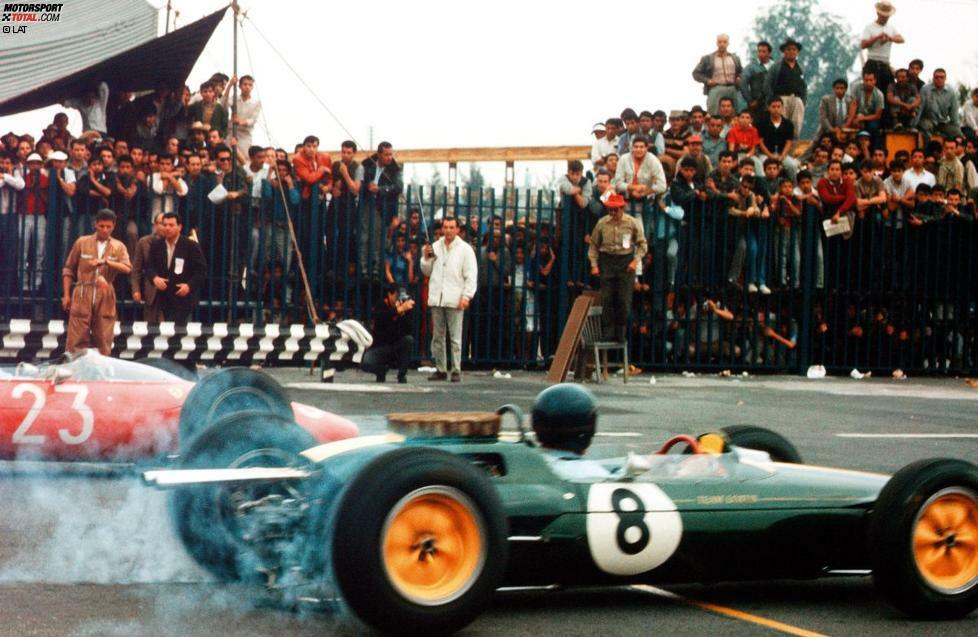 1963 gehört der Grand Prix von Mexiko erstmals zum Rennkalender der Formel-1-Weltmeisterschaft. Die exakt fünf Kilometer lange Strecke mit ihren 14 Kurven ist durchaus selektiv. Im Qualifying holt sich Jim Clark (Lotus) mit 1,7 Sekunden Vorsprung auf die Konkurrenz die Pole-Position. Im Rennen führt kein Weg am Schotten vorbei. Auf dem Weg zum Sieg dreht Clark die schnellste Rennrunde, die nochmals 0,7 Sekunden schneller ist als seine eigene Pole-Zeit. Mit großem Rückstand auf den Lotus-Piloten belegen Jack Brabham (Brabham) und Richie Ginther (BRM) die Plätze zwei und drei.