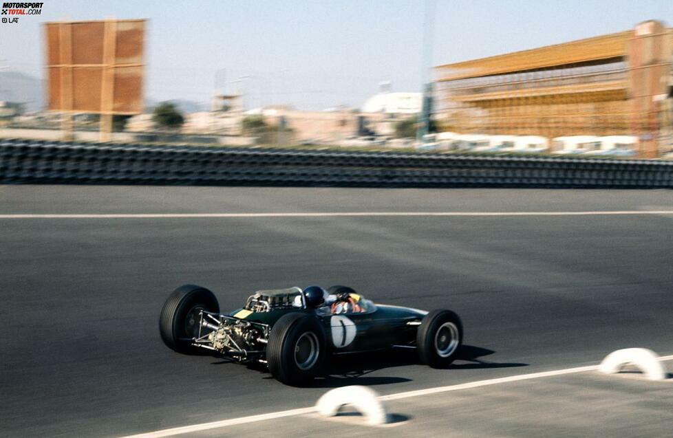 1964 ist der Grand Prix von Mexiko das Formel-1-Saisonfinale und muss die Entscheidung im Kampf um den WM-Titel bringen. Graham Hill (BRM), John Surtees (Ferrari) und Jim Clark (Lotus) treten durch neun Punkte voneinander getrennt an. Clark (Foto) holt sich wie im Vorjahr die Pole-Position und fährt dem WM-Titel entgegen, zumal Hill von Ferrari-Pilot Lorenzo Bandini in einen Dreher geschickt wird und weit zurückfällt. Mit gebrochenem Auspuff bleiben Hill weitere WM-Punkte verwehrt. Clark würde ...