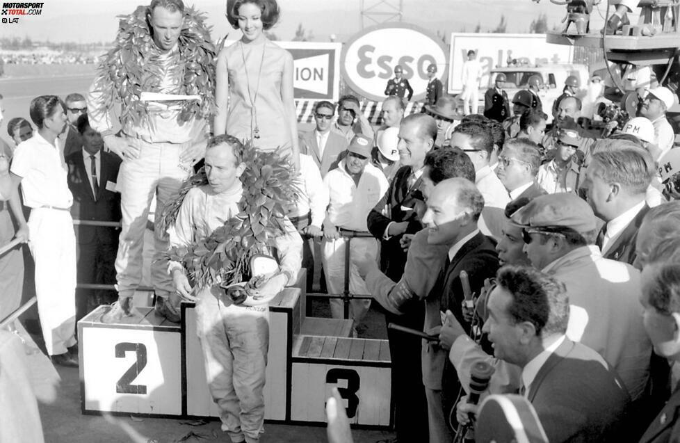 ... mit einem Sieg mit Hill gleichziehen und im Tie-Break den Titel holen, weil er mehr Saisonsiege vorweist. In der vorletzten Runde aber gibt der Climax-Motor im Lotus von Clark den Geist auf. Abstauber ist Surtees (Foto). Der britische Ferrari-Pilot holt sich mit Platz zwei hinter Sieger Dan Gurney (Brabham) die nötigen Punkte, um sich mit einem Zähler Vorsprung auf Hill den WM-Titel zu sichern.