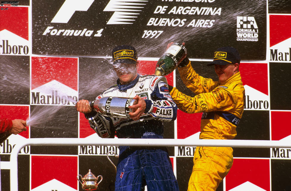 1997 verhelfen sie Jordan erst einmal zu Rang fünf in der Weltmeisterschaft. Ralf Schumacher steht gleich bei seinem dritten Formel-1-Rennen in Argentinien erstmals auf dem Podium, Fisichella schafft es in Kanada und Italien auf das Treppchen. Erstmals holt Jordan damit drei Podestplätze in einer Saison. Der Aufwärtstrend ist nun klar erkennbar und für 1998 lässt sich Eddie Jordan etwas ganz besonderes einfallen ...