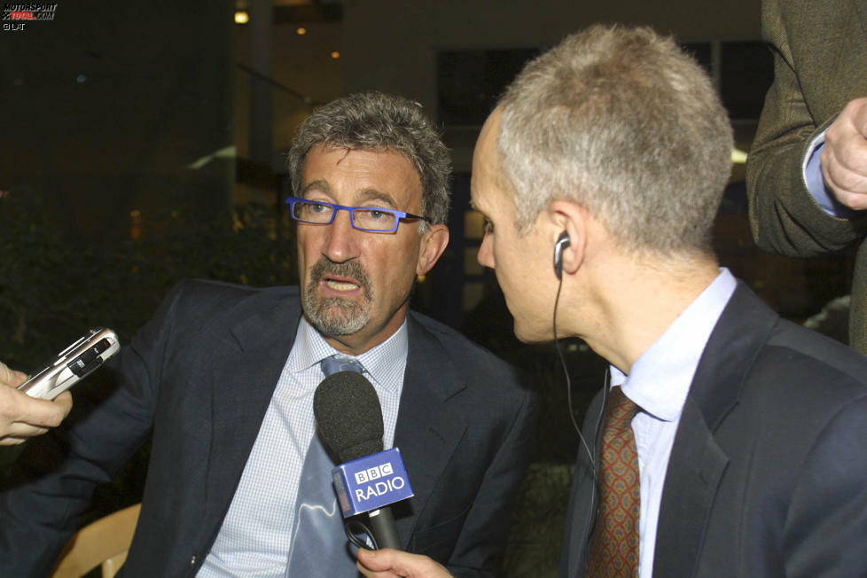 Doch vor allem die finanziellen Schwierigkeiten machen dem Team in diesen Jahren zu schaffen. 2003 verklagt Eddie Jordan in seiner Verzweiflung sogar die Telekommunikationsfirma Vodafone auf 150 Millionen Pfund. Der Vorwurf: Man habe einen mündlichen Vertrag geschlossen, den Vodafone gebrochen habe. Die Briten steigen stattdessen groß bei Ferrari ein. Zwei Monate später zieht Jordan seine Anschuldigungen zurück, womit das Schicksal des Teams quasi besiegelt ist.