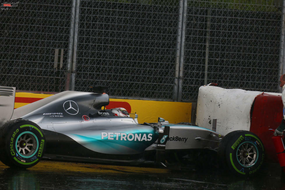 ... nämlich mit einem völlig unnötigen Crash am Freitagnachmittag. Bei plötzlich einsetzendem Regen geht niemand mehr auf die Strecke - außer Mercedes. Die Fans finden das cool und klatschen Beifall, aber Hamilton klatscht nur in den Reifenstapel.