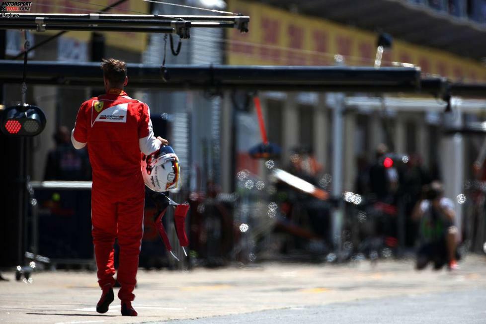 Auch Sebastian Vettel startet nicht optimal ins Wochenende: Rote Flagge übersehen, Roberto Merhi mit mehr als 300 km/h überholt - was die FIA mit einer Rückversetzung um fünf Startpositionen ahndet. Diesmal aber nicht so tragisch, weil er wegen eines defekten Zehn-Euro-Transistors im Qualifying ohnehin nicht über den 16. Platz hinauskommt.