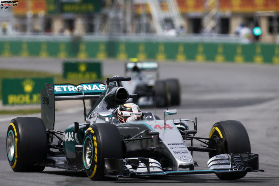 Spannung bezieht das Duell vor allem aus dem Boxenfunk: Hamilton wird instruiert, früher vom Gas zu gehen, um Benzin zu sparen, und Rosberg soll seine Bremsen schonen. Am Ende sagt Hamilton: 