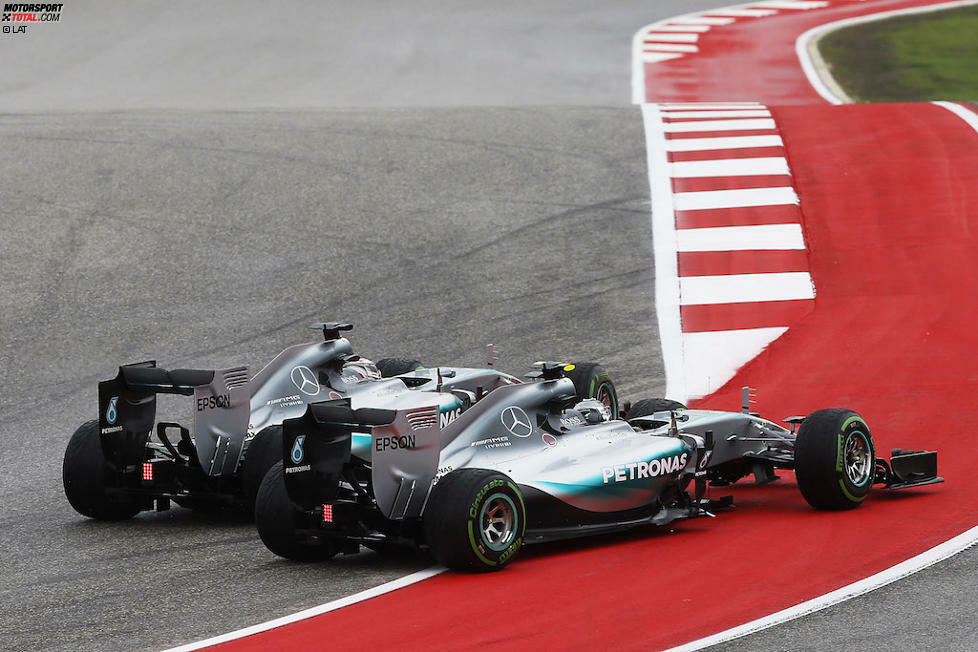 Der Grund: Rosberg fährt erneut auf Pole-Position, doch Hamilton hält in der ersten Kurve rigoros rein. Um einen Crash, der dem Aggressor deutlich mehr geholfen hätte, zu vermeiden, macht der Deutsche die Lenkung auf, räubert über den Randstein und fällt zurück. Anschließend fliegen nebst fairer Gratulation zum Titel die Giftpfeile: 