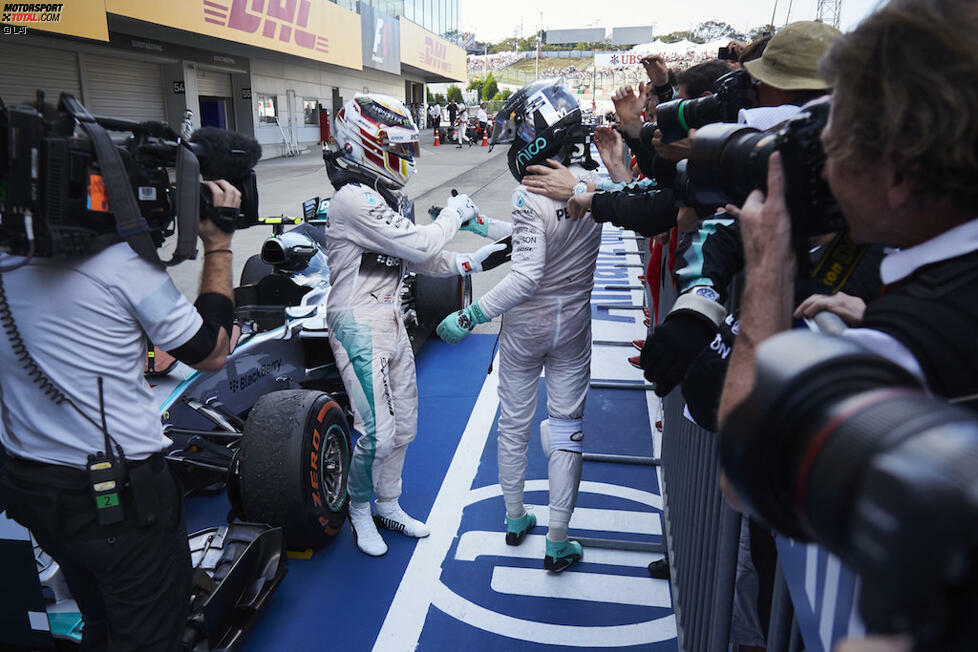Pikant: Der von den Teambossen nach dem Crash in Belgien 2014 aufgestellte Verhaltenskodex erlaubt es dem besser platzierten der beiden, die Strategie zu bestimmen. So wird eine Führung doppelt wertvoll und Risiko belohnt. In Suzuka sind Niki Lauda und Toto Wolff um Deeskalation bemüht, als sie Hamilton für seine Fahrweise in Schutz nehmen, Rosberg aber gleichzeitig wegen seines Zurücksteckens den Rücken stärken. Stand der Dinge nach Japan: Hamilton 277 Punkte, Rosberg 229.