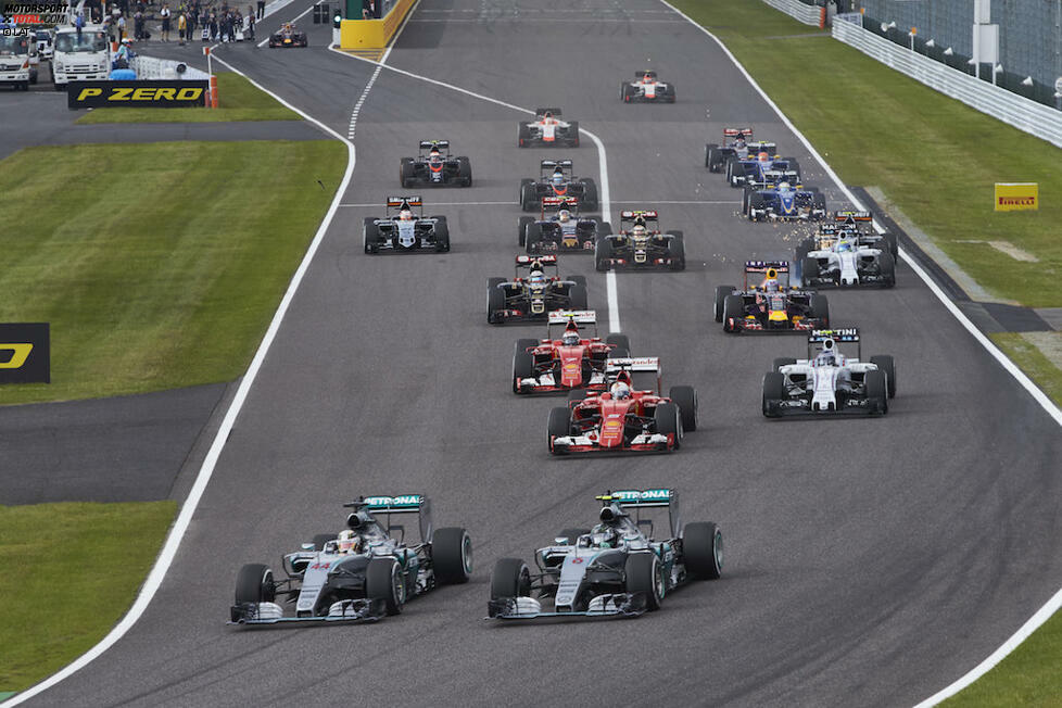 Oktober 2015: In Japan trägt die Änderung Früchte. Rosberg holt sich erstmals seit Mai wieder eine Pole-Position, doch das Duell mit Hamilton erhält eine neue Fußnote. Mit einem harten Manöver in der ersten Kurve, das Rosberg in die Auslaufzone zwingt und weitere Plätze einbüßen lässt, setzt sich der Brite gegen seinen Hauptrivalen im Titelduell durch. Rosberg ist wütend und 'Sky'-Experte Marc Surer stimmt zu: 