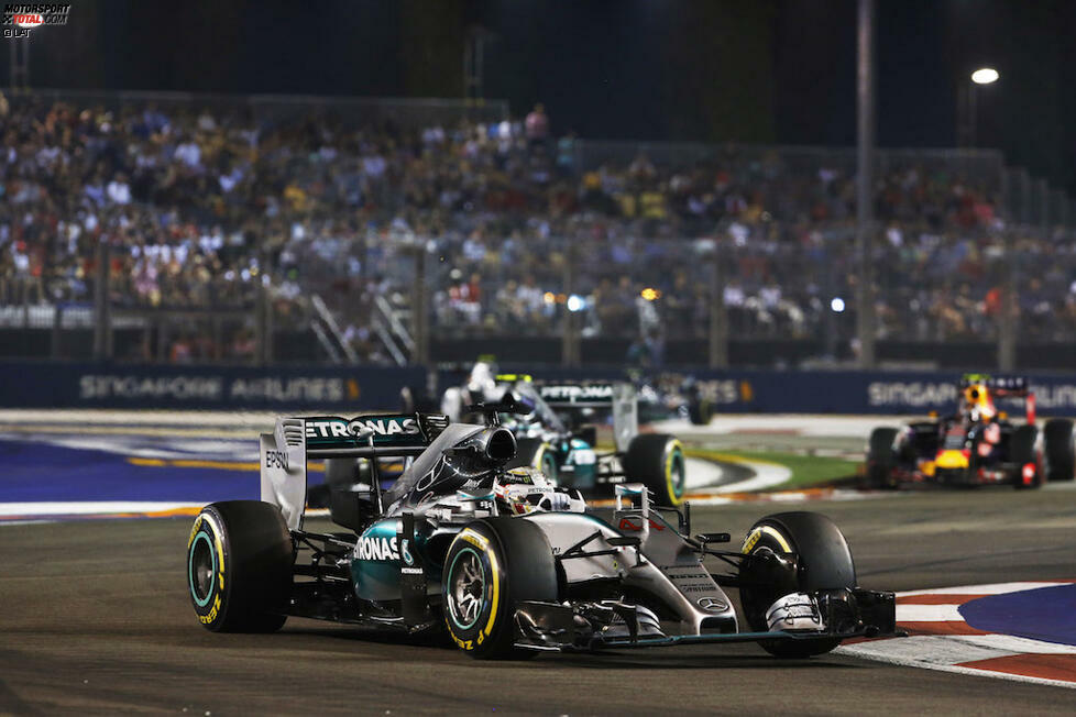 September 2015: Mercedes zieht gegen Ferrari in Singapur erstmals ohne besondere Rennumstände den Kürzeren, als Vettel haushoch überlegen siegt. Was noch niemand ahnt: Das Rennen markiert im internen Kampf um die Vormacht bei Mercedes die Trendwende. Die Silberpfeile setzen auf eine Änderung der Radaufhängungsgeometrie am Rosberg-Auto und haben damit den Wagen nach den Wünschen des Wiesbadeners modifiziert, was sich in der Endphase der Saison noch zeigen wird.  Stand der Dinge nach Singapur: Hamilton 252 Punkte, Rosberg 211.