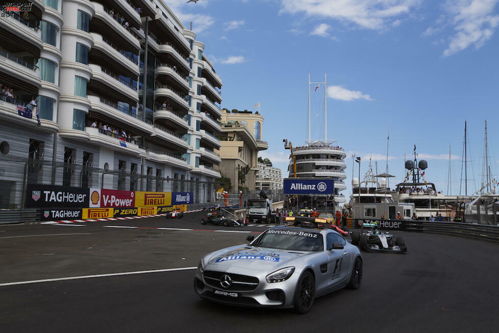 In Monaco ist dann auch Fortuna auf Rosbergs Seite - oder doch das Mercedes-Team? Auf dem Stadtkurs kommt es zu einem strategischen Fauxpas bei Hamilton, als die Silberpfeile ihn während einer Safety-Car-Phase gegen Rennende unnötigerweise an die Box zu holen. Folge: Der Champion büßt zwei Plätze ein, verzweifelt im Leitplankendschungel am Heck der Konkurrenz, Rosberg erbt den Erfolg und rückt in der Gesamtwertung so nahe an den Stallrivalen heran, wie er es im weiteren Verlauf der Saison nicht mehr schaffen wird. Stand der Dinge nach Monaco: Hamilton 126 Punkte, Rosberg 116.