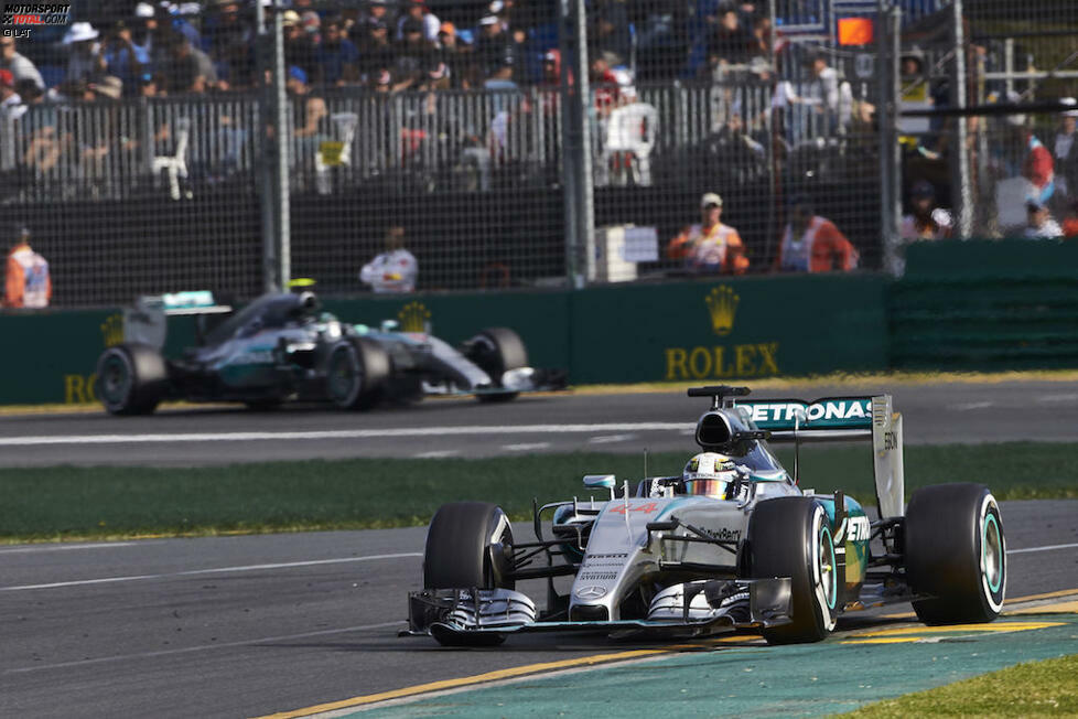März 2015: Mercedes dominiert den Saisonauftakt in Melbourne und Hamilton übernimmt mit dem Sieg in Australien die Führung in der WM-Gesamtwertung. Wie sich zeigen wird, ist der erste Tabellenplatz ein wichtiger Schritt zum späteren Titelgewinn, denn fortan ist Rosberg immer derjenige, der hinterherlaufen muss. Trügerisch: Zunächst scheint hinter den Kulissen Harmonie eingekehrt zu sein. Stand der Dinge nach Australien: Hamilton 25 Punkte, Rosberg 18.
