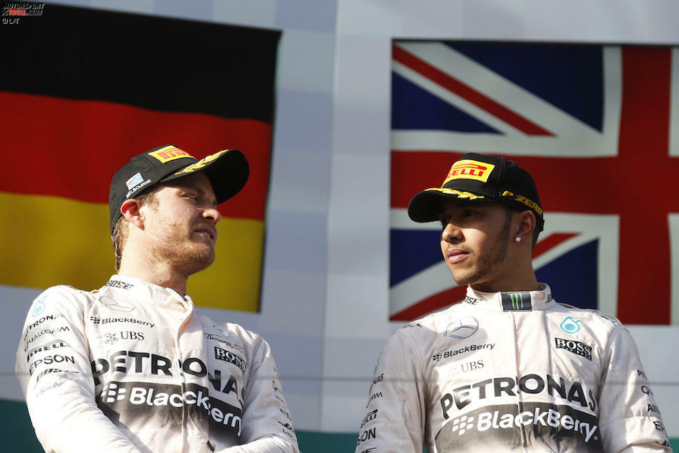 Einst waren sie dicke Kumpels, gemeinsam im Urlaub, beim Hamburger auf der Couch vereint und gemeinsam fröhlich tanzende Podiumsbesucher. Mittlerweile herrscht zwischen Lewis Hamilton und Nico Rosberg Eiszeit. Die Saison 2015 markierte neue Höhepunkte einer Teamfehde, die die Formel 1 zuvor so nicht gekannt hat. Zwar bekämpften sich Erzfeinde wie Ayrton Senna und Alain Prost oder Nigel Mansell und Nelson Piquet mit unlautereren Mitteln - jedoch waren sie keine Sandkastenfreunde. 'Motorsport-Total.com' zeigt den Titelfight in der Chronologie.