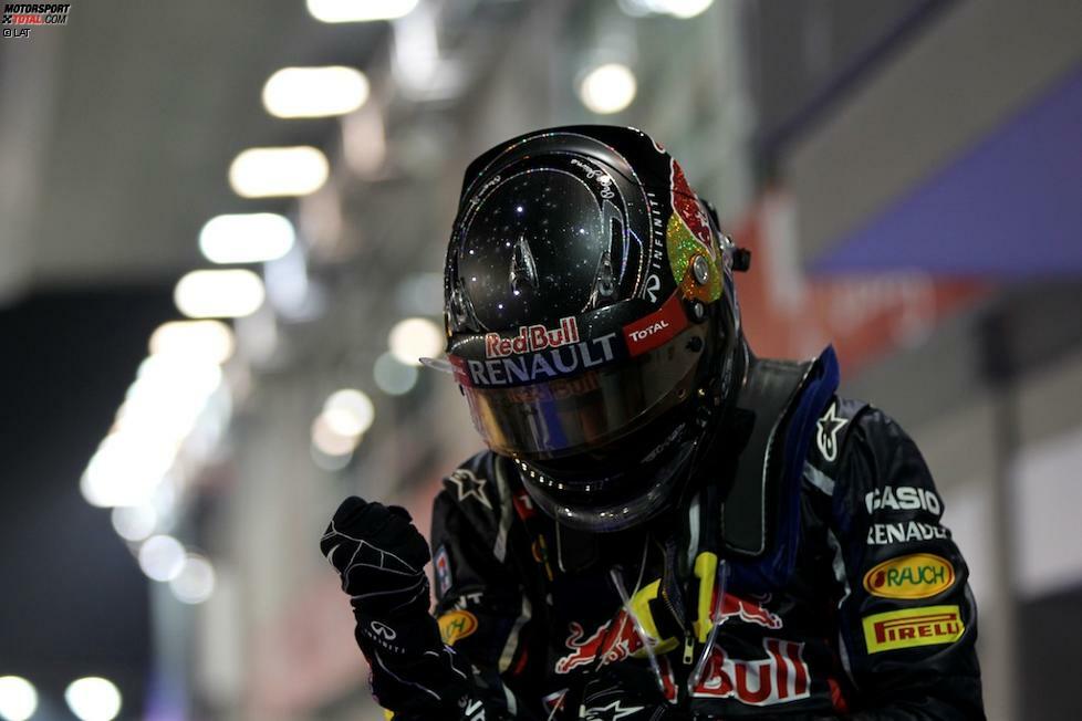 Sebastian Vettels Discohelm (2012): 30 blaue Leuchtioden und Glitzer überall waren der besondere Clou des Werkes, das der Designer Jens Munser für den Singapur-Grand-Prix 2012 entwarf. Über Batterien im Nackenschutz wurden die kleinen Blinklichter gespeist und bei jeder größeren Erschütterung aktiviert.
