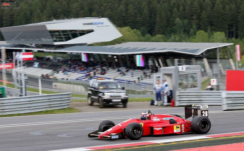 Ein Werk des Gustav Brunner, wenn auch kein besonders zuverlässiges: Der Ferrari F1/88C aus dem Jahre 1988 war mit einem aus Kevlar und Kohlestoff gebauten Chassis ein Leichtgewicht: 542 Kilogramm. 2,5 Bar Turboladung feuerten Gerhard Berger und Michele Alboreto nach vorne, wenn denn nicht...