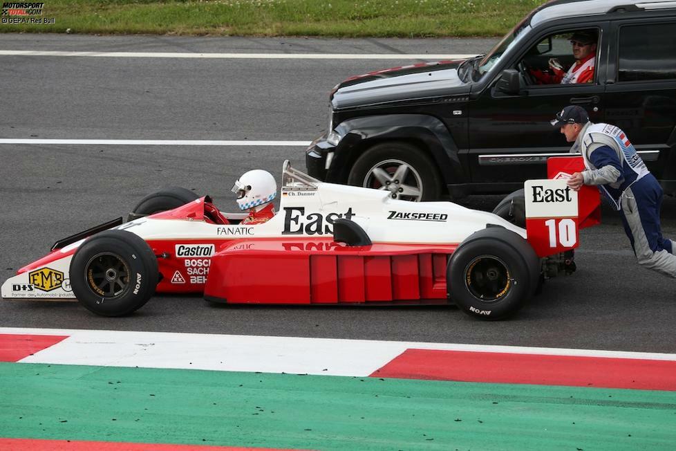 Chris Murphy und Heinz Zollner? Heute keine klingenden Namen mehr, aber 1987 die Macher des Zakspeed 187, der Martin Brundle und Christian Danner genau zwei WM-Punkte bescherte. 933 PS in der Spitze sorgten für Vortrieb, übrigens aus einer Eigenentwicklung. Auch der Bolide aus Niederzissen blieb sich beim Comeback auf dem Red-Bull-Ring treu, streikte schon bei der Generalprobe - und wurde vor der großen Legendenparade wieder eingemottet.