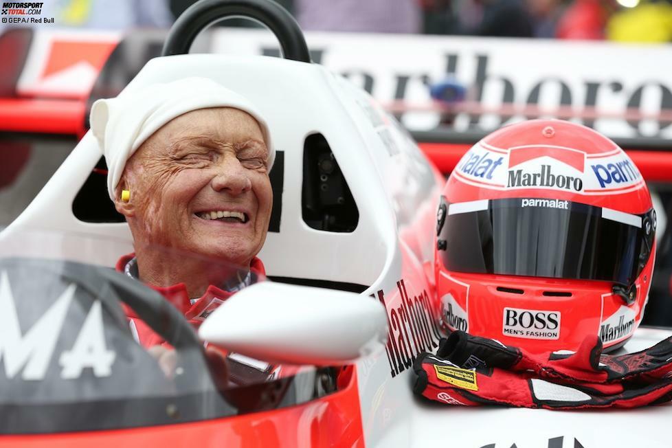 Zurück in seinem Weltmeister-Auto von 1984, da hat Niki Lauda gut Lachen gehabt: Der McLaren MP4/2, direkter Vorgänger und das Basismodell des von Alain Prost wieder zum Leben erweckten MP4/2B, war nicht nur wegen seines Kohlenstoff-Monocoques in seiner Ära das Maß der Dinge.