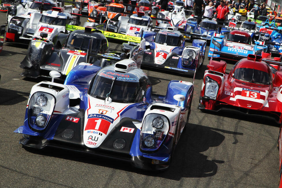 1 - Aus dem Lager von Toyota starten Sebastien Buemi, Anthony Davidson und Kazuki Nkajima mit der Startnummer 1 in die 24 Stunden von Le Mans 2015 - dabei ist das Trio keinesfalls Titelverteidiger an der Sarthe. Andre Lotterer, Marcel Fässler und Benoit Treluyer (Audi) siegten 2014. Sie starten mit der Nummer 7. Warum? Die Startnummer richten sich nach den Platzierungen in der Langstrecken-WM 2014 - und dort war Toyota vorn.