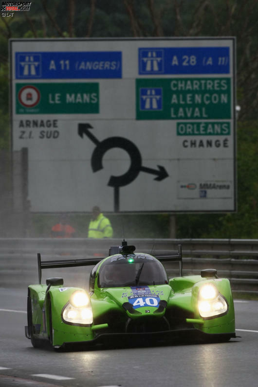 9 - Hier gibt es Spurrillen und Verkehrszeichen am Rand! Der 13,629 Kilometer lange Circuit de la Sarthe führt neun Kilometer lang über öffentliche Straßen. Den Großteil dieses Stücks nimmt die berühmte Hunaudieres-Gerade mit ihren zwei Schikanen ein. Die beiden Brems-Geschlängel gibt es übrigens nur im Rennbetrieb. Im normalen Straßenverkehr ist die Hunaudieres ein Teilstück der Hauptstraße zwischen Le Mans und Tours. Dort lassen PKW, LKW und Motorräder die Schikanen natürlich aus.