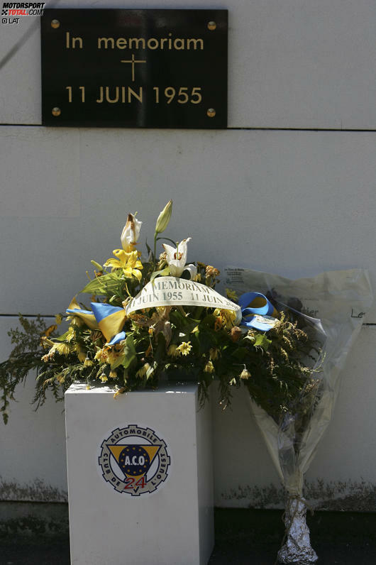 10 - Genau vor zehn Jahren wurde auf der Start-Ziel-Geraden des Circuit de la Sarthe eine wichtige Veränderung vorgenommen. Man installierte 2005 eine Gedenktafel, die an die Opfer der Le-Mans-Katastrophe von 1955 erinnert. Damals kamen bei dem dramatischen Unfall mit dem Mercedes von Pierre Levegh über 80 Menschen ums Leben. Es war die schlimmste Katastrophe, die der Motorsport weltweit bislang ertragen musste.