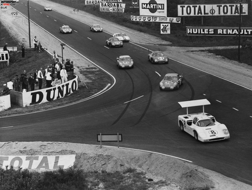 12 - Der Circuit de la Sarthe hat auf seinen 13,629 Kilometern Länge insgesamt 21 Kurven, zwölf davon gehen nach rechts. Darunter sind einige der berühmtesten Ecken der Welt: Tertre Rouge, Arnage, Porsche, Mulsanne und Dunlop.