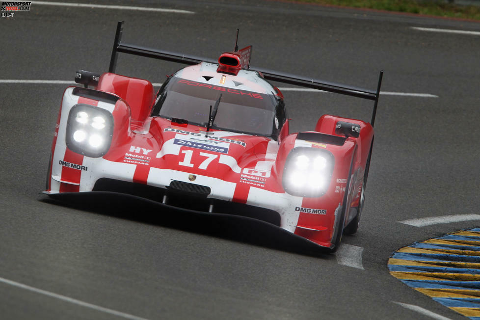 17 - Der Porsche mit der Startnummer 17 wird bei den 24 Stunden von Le Mans in Rot antretren. Die Werksmannschaft aus Weissach erinnert mit dieser Farbgebung an den Porsche 917 von 1970, der in rot-weißen Farben Österreichs von Hermann/Atwood zum ersten Gesamtsieg von Porsche in Le Mans gefahren werden konnte. In diesem Jahr werden Mark Webber, Timo Bernhard und Brendon Hartley im roten Porsche 919 Hybrid sitzen.