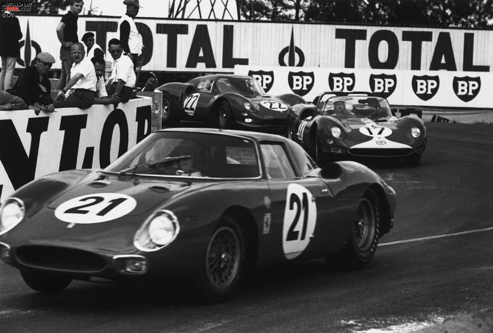 21 - Eine Geschichte, die 40 Jahre lang verborgen blieb. Das Rennen in Le Mans gewannen 1965 Masten Gregory und Jochen Rindt im Ferrari 250LM mit der Nummer 21. Was viele Jahre niemand wusste: Ed Hugus, Ersatzfahrer des North American Racing Teams, gab sich während des Rennens zwischenzeitlich als sein Landsmann Gregory aus. Der Stammfahrer hatte während der Nacht viel Rauch von den zahlreichen Grills der Fans in die Augen bekommen und konnte kaum etwas sehen. Da Rindt zu jener Zeit im Bett lag, stülpte sich Hugus den Gregory-Helm über und fuhr unerlaubterweise dessen Stint zu Ende. Erst 2005 kam dieser 