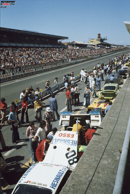 22 - Ein kurzer Blick in die teils hoch interessante Historie von Le Mans: 1975 rückten vier Fahrzeuge, die eigentlich nicht qualifiziert waren, nur 22 Minuten vor dem Start noch in das Feld auf, weil Luigi Chinetti nach einem Streit mit dem ACO alle seine Ferraris wutentbrannt zurückzog. Es entstand eine unfassbare Hektik und heilloses Chaos. Viele Autos tauchten auf den falschen Startplätzen auf - und plötzlich war ein Fahrzeug im Wettbewerb, das dort nicht hingehörte. Das Ecuador Marboro Team jagte mit dem Porsche Carrera RSR aus der Boxengasse in den Wettbewerb. Es war der bislang einzige illegale Start in Le Mans.