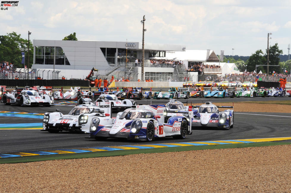 24 - In 24 Stunden legen die Fahrzeuge der schnellen LMP1-Klasse im Langstreckenrennen von Le Mans (bei normalen Rennbedingungen) über 5.100 Kilometer zurück. Dies entspricht 17 Grand-Prix-Distanzen - somit also fast einer gesamten Formel-1-Rennsaison. Der Unterschied: Die LMP1-Autos müssen diese Distanz an einem Stück absolvieren - ohne Pausen, ohne Motorwechsel.