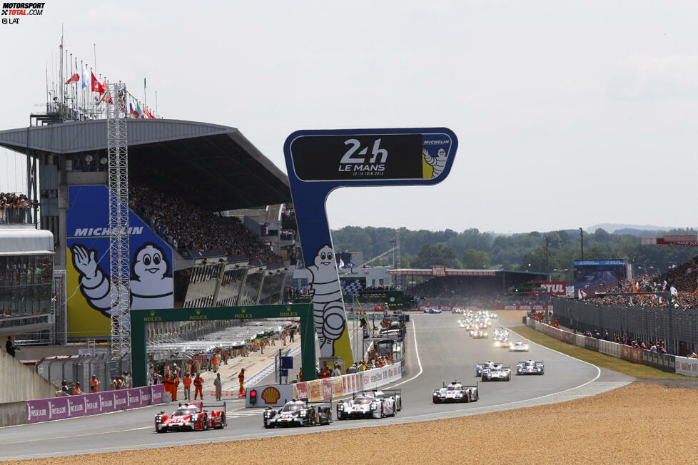 Der Start brachte die erwünschte Action: Audi mischte die Porsche-Fraktion gleich zu Beginn auf und eröffnete eine spektakuläre Hetzjagd, die die gesamte Nacht hindurch andauern sollte. Der Porsche von Timo Bernhard, Mark Webber und Brendon Hartley übernahm zunächst die Spitze und fiel erst kurz vor Mitternacht durch eine Strafe zurück.