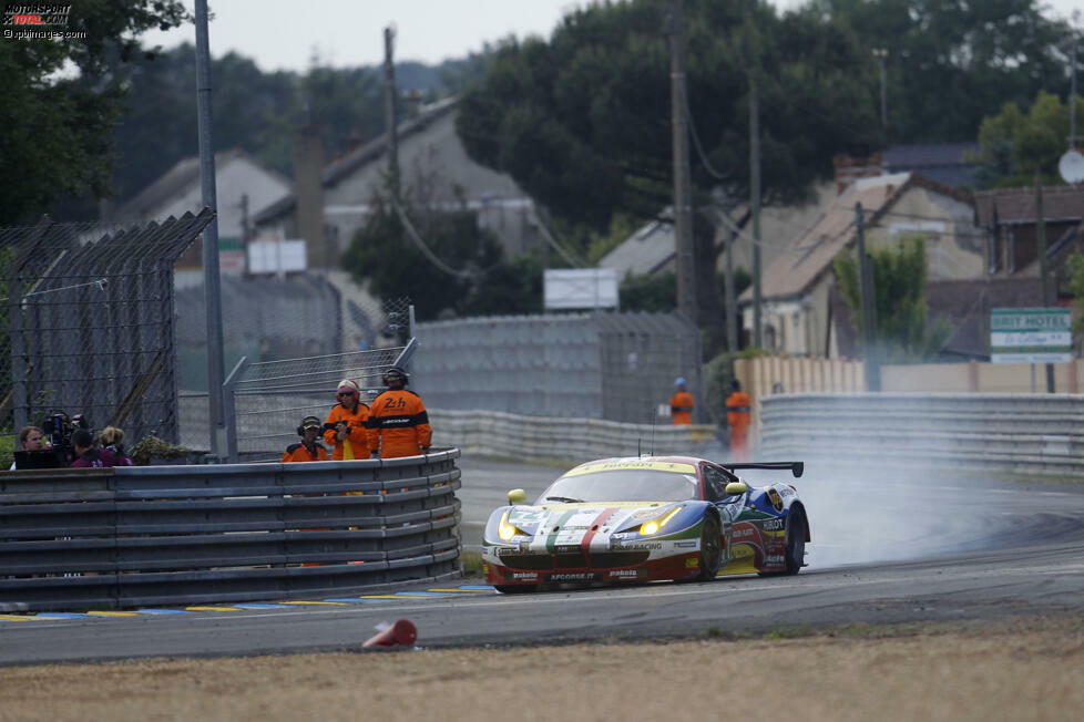 Als es wieder richtig hell wurde, häuften sich die Fehler: Hier verbremste sich einer der drei Ferrari-Piloten aus dem Trio Davide Rigon/James Calado/Olivier Beretta. Zwar hatten auch die Ferrari 458 Italia von AF Corse Probleme, kamen jedoch noch auf die Klassenränge zwei und drei in der GTE Pro.