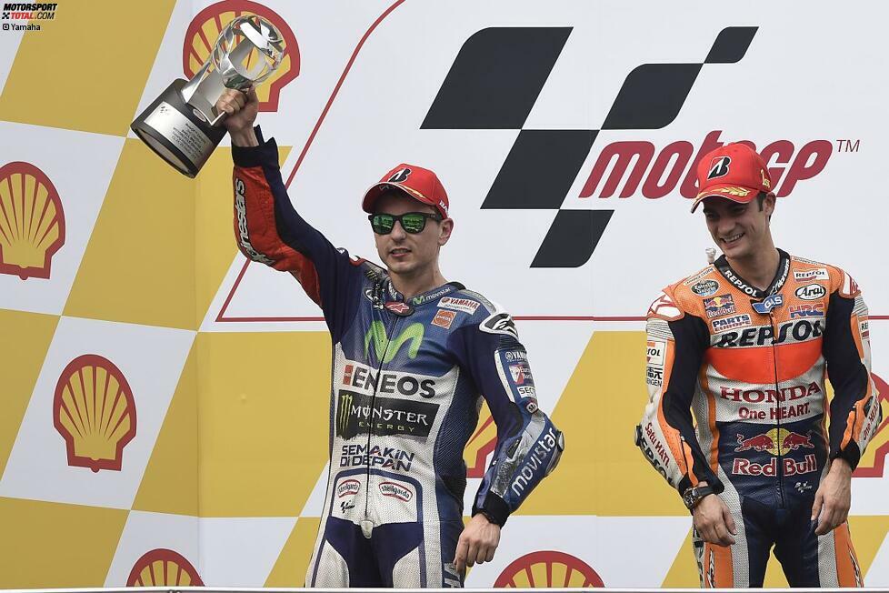 Auch in Malaysia verpasst Lorenzo anschließend den Sieg. Dieses Mal zieht er gegen Pedrosa den Kürzeren. Trotzdem schrumpft der Vorsprung von Rossi, der sich in einen Kleinkrieg mit Marquez verstrickt, weiter. Kurios: Bis zum letzten Saisonrennen hat Lorenzo kein einziges Mal mehr Zähler auf dem Konto als Rossi. Rückstand nach dem 17. Saisonrennen: 7 Punkte.