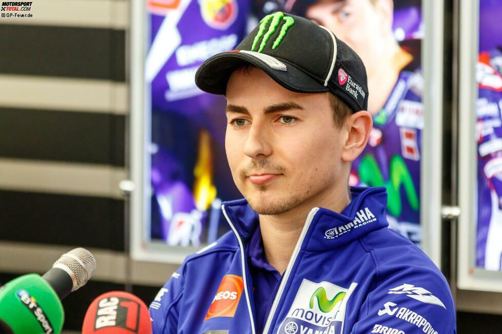 Vor dem Finale in Valencia gerät der WM-Kampf allerdings fast zur Nebensache. Nach seiner Kollision mit Marquez in Sepang brummen die Rennkommissare Rossi drei Strafpunkte auf. Der WM-Spitzenreiter legt Protest ein, scheitert damit allerdings. Pikant: Lorenzo reicht den Antrag ein, bei der Verhandlung ebenfalls gehört zu werden. Mit der Aktion macht sich der Spanier keine Freunde.