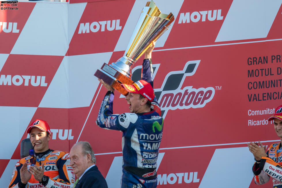 Trotz der hitzigen Tage vor dem Finale zeigt Lorenzo in Valencia keine Schwäche. Er gewinnt das Rennen vor Marquez. Rossi, der wegen seiner Strafe von ganz hinten starten muss, wird lediglich Vierter. Das reicht Lorenzo zum Titelgewinn. Zwar hat der Ausgang der WM nach den Ereignissen rund um Sepang einen faden Beigeschmack, doch das ist dem neuen Champion an diesem Tag völlig egal. Vorsprung nach dem 18. und letzten Saisonrennen: 5 Punkte.