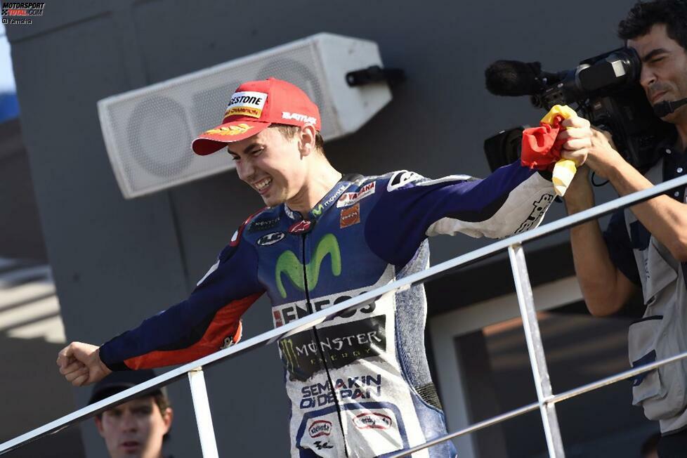 Er hat es geschafft: Jorge Lorenzo setzt sich 2015 zum dritten Mal die MotoGP-Krone auf und wird zum fünften Mal Motorrad-Weltmeister. Bis zu seinem Triumph in Valencia ist es allerdings ein langer und vor allem steiniger Weg. Während der Saison muss der Spanier viele Rückschläge einstecken und es sieht mehrfach danach aus, dass der Titel an seinen Teamkollegen Valentino Rossi geht. Doch Lorenzo gibt nie auf und verdient sich den Titel am Ende auch durch seinen Kampfgeist.