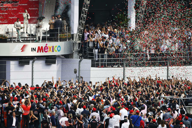 2015: Das schönste Podium des Jahres, ganz besonders für Nico Rosberg: Nach seiner bitteren Niederlage gegen Lewis Hamilton beim WM-Entscheider in Austin liefert der Mercedes-Fahrer in Mexiko-Stadt eines seiner besseren Wochenenden ab und gewinnt letztendlich souverän. Vor 134.850 Zuschauern fühlt er sich &quot;wie ein Rockstar&quot;.