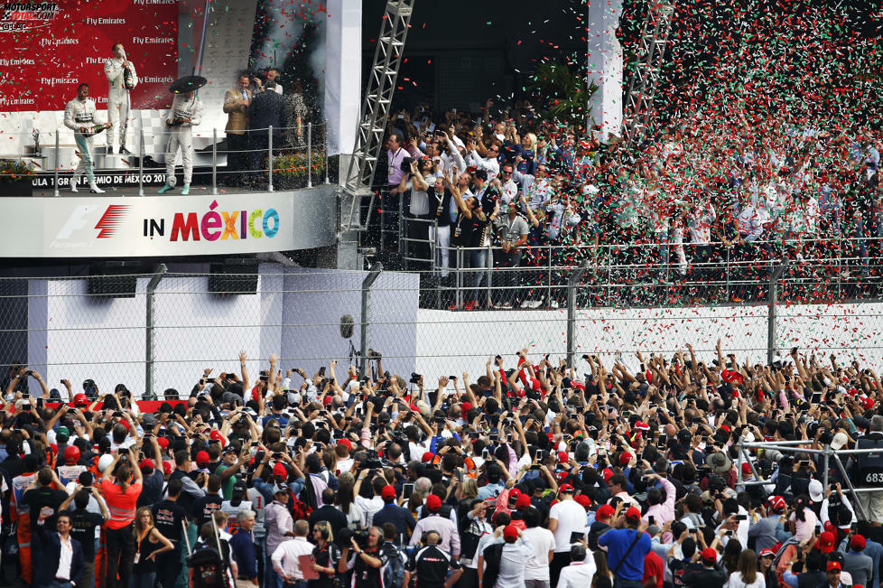 Das schönste Podium des Jahres, ganz besonders für Nico Rosberg: Nach seiner bitteren Niederlage gegen Lewis Hamilton beim WM-Entscheider in Austin liefert der Mercedes-Fahrer in Mexiko-Stadt eines seiner besseren Wochenenden ab und gewinnt letztendlich souverän. Vor 134.850 Zuschauern fühlt er sich 