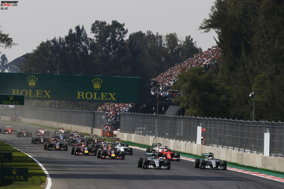 Und Rosberg gewinnt, anders als in Austin, diesmal das Duell um die erste Kurve. Auch wenn Hamilton auf den ersten Metern um einen Tick besser wegkommt. Die Befürchtung von Mercedes-Boss Niki Lauda, dass es am Start krachen wird, bewahrheitet sich nicht.