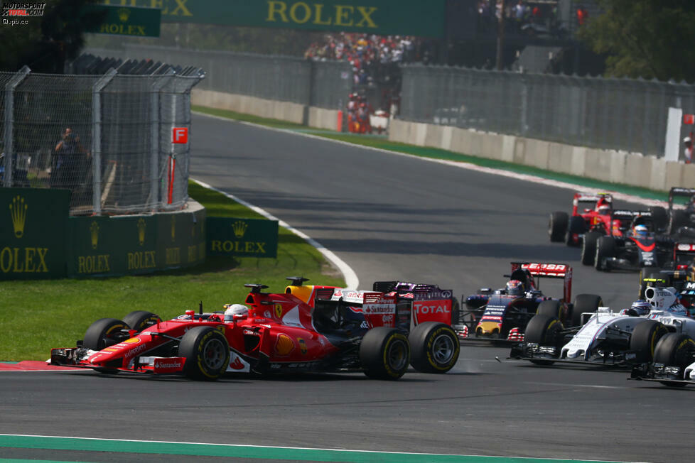 Dafür scheppert's weiter hinten: Sebastian Vettel (Ferrari) lässt Daniel Ricciardo (Red Bull) im Duell um Platz vier (hinter Daniil Kwjat) zu wenig Platz. Die Rennleitung spricht keine Strafe aus, bewertet die Kollision als Rennunfall. Ricciardo kann unbeschadet weiterfahren, ...