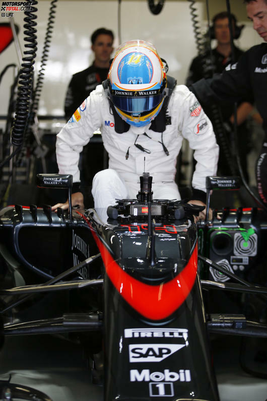 Zu dem Zeitpunkt bereits ausgestiegen: Fernando Alonso. Der McLaren-Pilot weiß schon vor dem Start, dass sein Honda-Motor nicht halten wird, und erzählt das auch seinem größten Fan, König Juan Carlos. An den Start geht er 
