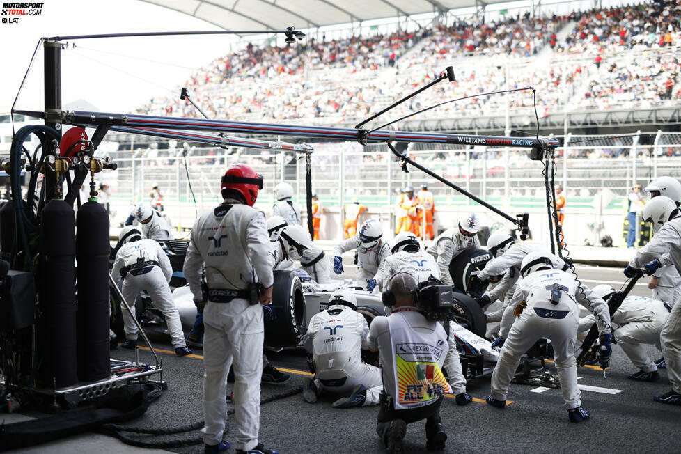 Valtteri Bottas und Felipe Massa (Williams) eröffnen in der achten beziehungsweise neunten Runde die Boxenstopps. Erster Verdacht: Die neue Strecke ermöglicht eine Einstoppstrategie. Dem ist nicht so, aber der frühe Reifenwechsel sollte sich für Williams trotzdem lohnen - weil die Medium-Reifen nach dem Boxenstopp schneller sind als die abgefahrenen Soft-Pirellis der direkten Konkurrenz.