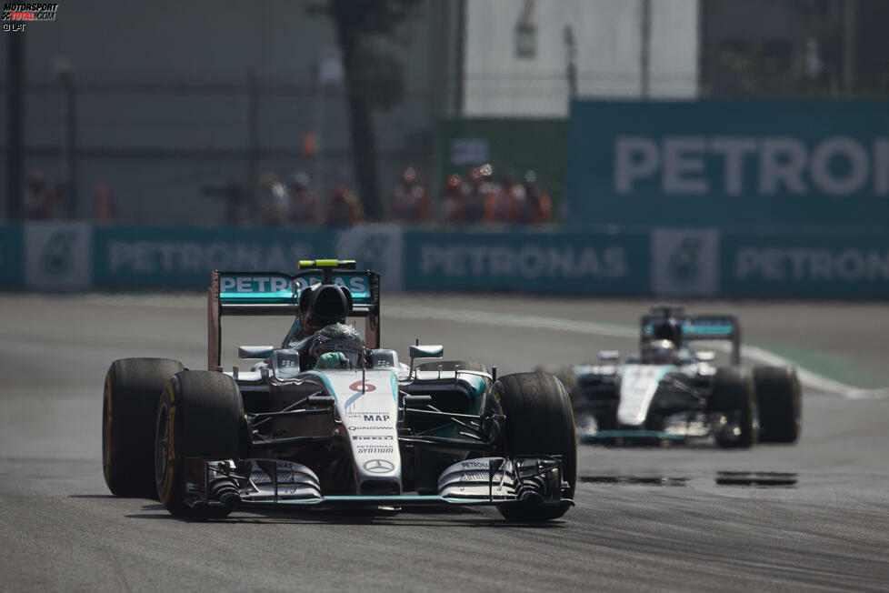 Das große Finish: Hamilton macht mit schnellsten Runden Druck, Rosberg reagiert und verlässt, wie schon in Austin, die Strecke. Sein Glück, dass Hamilton just im gleichen Moment das gleiche Missgeschick passiert. Hamilton stichelt bei der FIA-PK: 