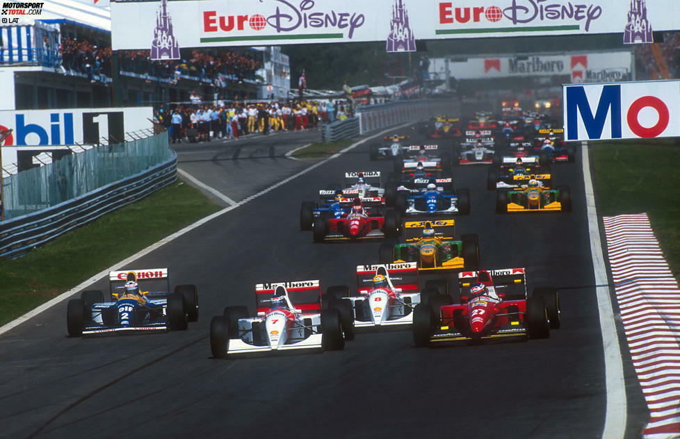 ...doch wegen mäßiger Leistungen wird McLaren-Stammpilot und IndyCar-Export Michael Andretti nach dem Grand Prix von Italien in die USA zurückgeschickt. Häkkinen übernimmt sein Cockpit und brilliert bei seiner McLaren-Premiere in Estoril. Der Finne besiegt Senna im Qualifying und kämpft um den Sieg, ...