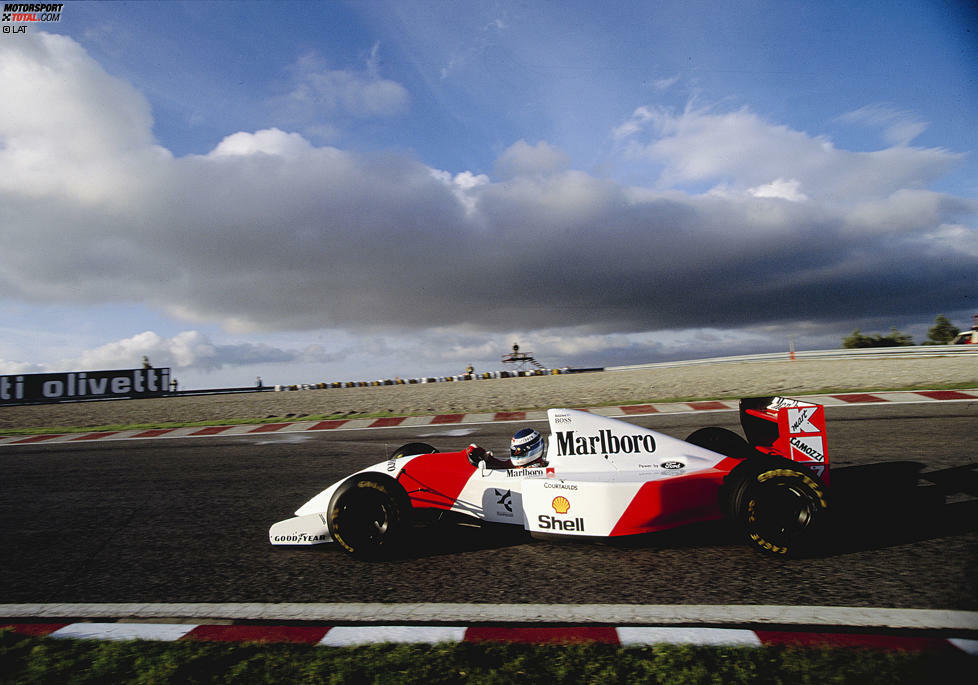 ...ehe er in Runde 30 in der Zielkurve abfliegt. Dennoch ist er das Gesprächsthema in der Formel 1. Nachdem Senna das Team verlässt, führt Häkkinen McLaren - ab sofort mit Peugeot-Motoren - an. Die Mannschaft aus Woking ist aber auf dem absteigenden Ast. Häkkinen will dies mit großen Einsatz wettmachen, was...