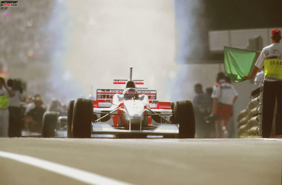 ...erholt sich und kehrt 1996 in die Formel 1 zurück. Von Siegen ist McLaren weit entfernt. In den beiden Jahren gelingen Häkkinen aber sechs Podestplätze. Das ändert sich...