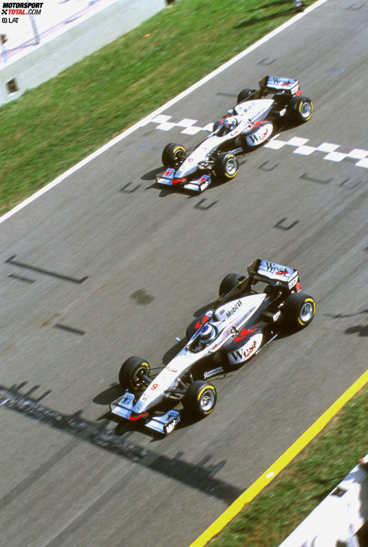 ...platzt der Knoten: Coulthard lässt Häkkinen auf Befehl der Box passieren, Als Williams-Pilot Jacques Villeneuve den Titel sicher hat, lässt er beide McLaren vorbei, und Häkkinen liegt plötzlich in Führung. Im 96. Rennen...