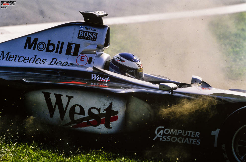 1999 startet Häkkinen das Unternehmen Titelverteidigung. McLaren verpatzt den Saisonauftakt wegen Zuverlässigkeitsproblemen, doch dann bricht sich Michael Schumacher in Silverstone das Bein. Beim Titelduell gegen Eddie Irvine rutscht Häkkinen in Monza in Führung liegend von der Strecke und verkriecht sich weinend hinter den Sträuchern. Dennoch beweist er...
