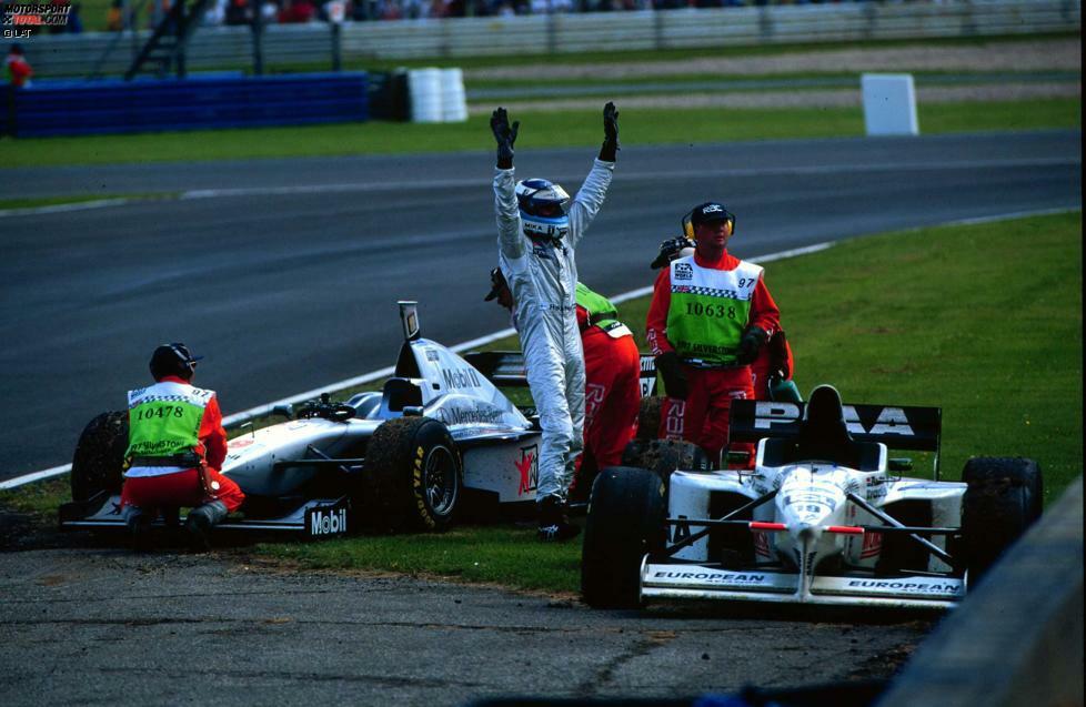 ...1997, im Jahr der Rückkehr der Silberpfeile. Es ist aber nicht Häkkinen, der den Sieg beim Saisonauftakt feiert, sondern Teamkollege David Coulthard. Dem Finnen klebt das Pech an den Füßen: Mehrmals scheidet er in Führung liegend aus. Erst beim Saisonfinale in Jerez...