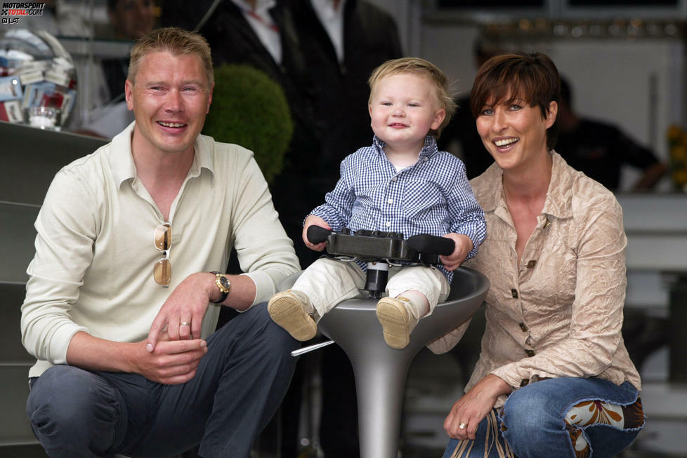 ...mit Sohn Hugo und Frau Erja den Grand Prix von Monaco. Ganz ohne Motorsport hält er es aber langfristig dann doch nicht aus: 2005 startet Häkkinen...